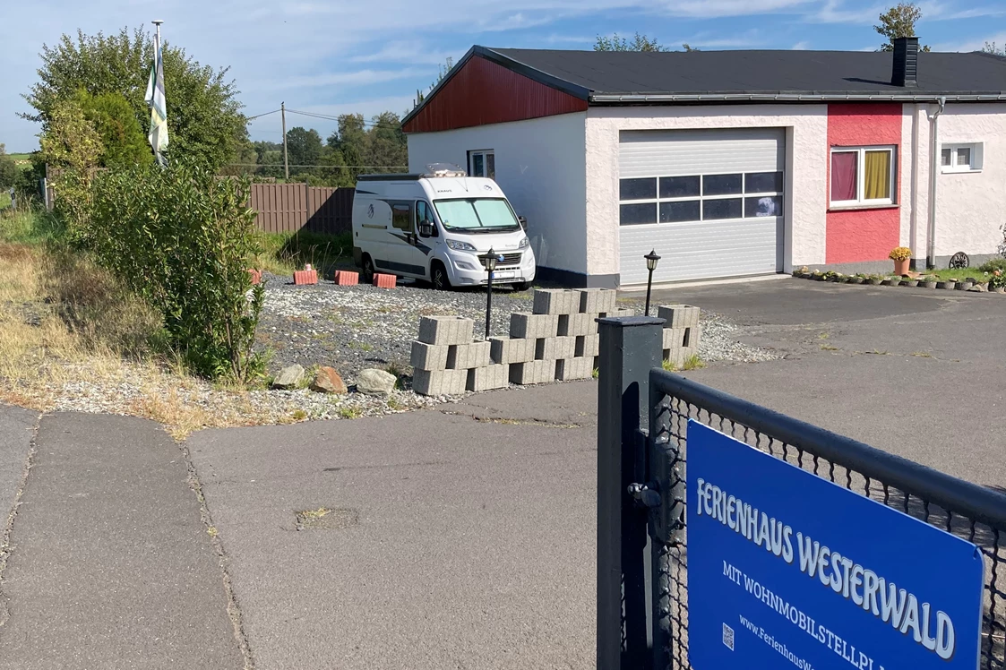 Wohnmobilstellplatz: Einfahrt und Stellplatz am umzäunten Garten - Ferienhaus Westerwald & WoMo-Stellplatz