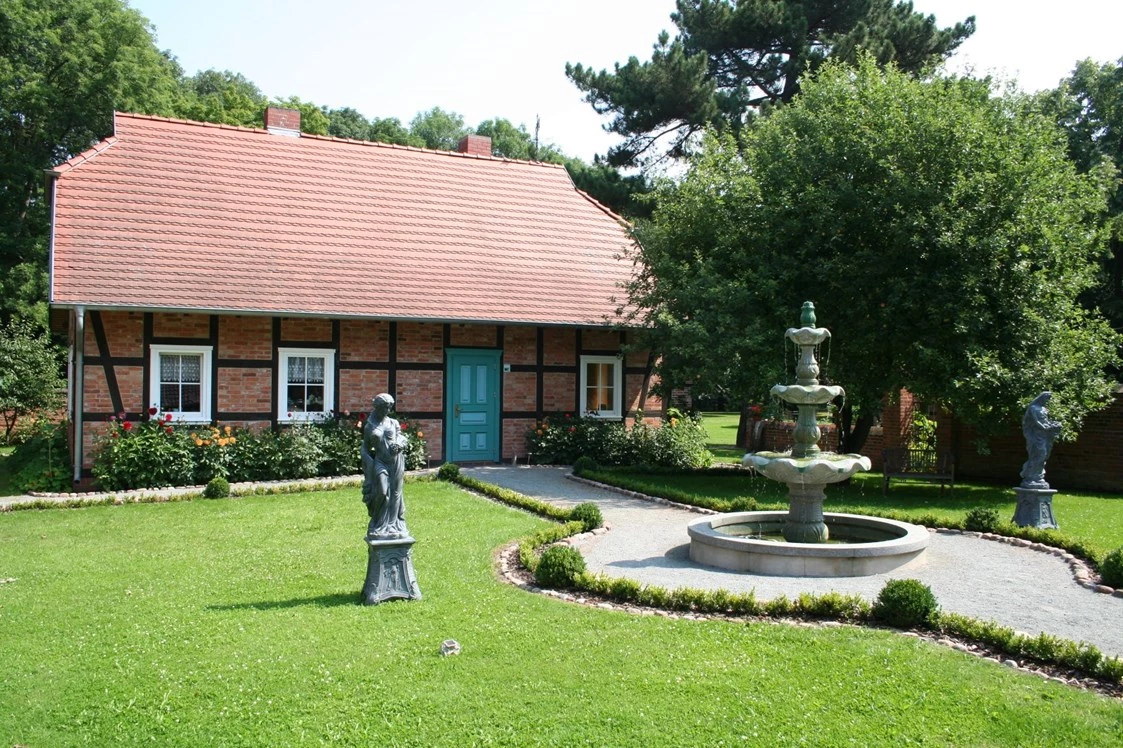 Wohnmobilstellplatz: Springbrunnen vor der Backstube - Wohnmobilstellplatz am Gutshaus Büttnershof