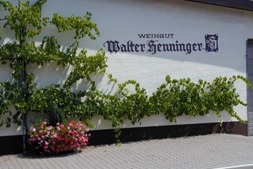 Wohnmobilstellplatz: Weingut Lagerhalle - Weingut Henninger