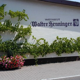 Wohnmobilstellplatz: Weingut Lagerhalle - Weingut Henninger
