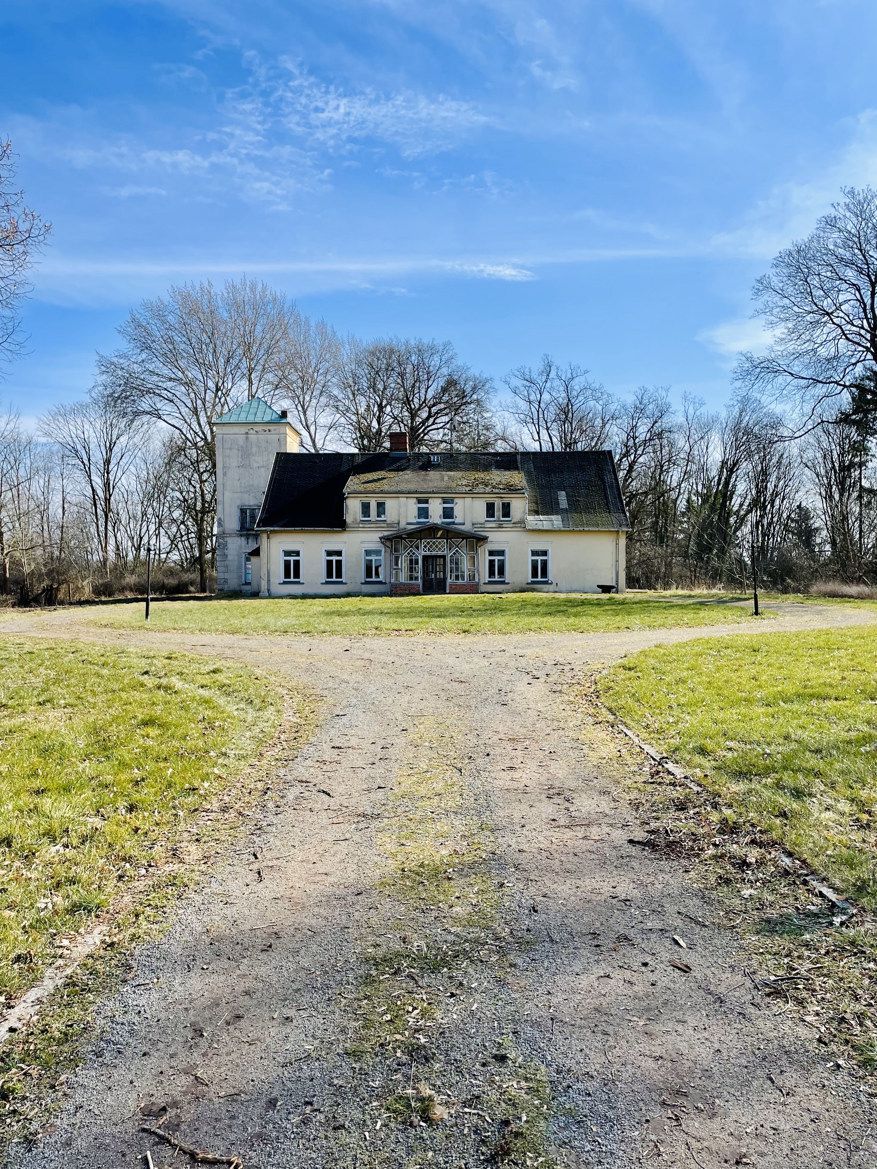 Wohnmobilstellplatz: Das historische Gutshaus - Wohnmobilstellplatz Wendenhof mit Seezugang und Bushaltestelle