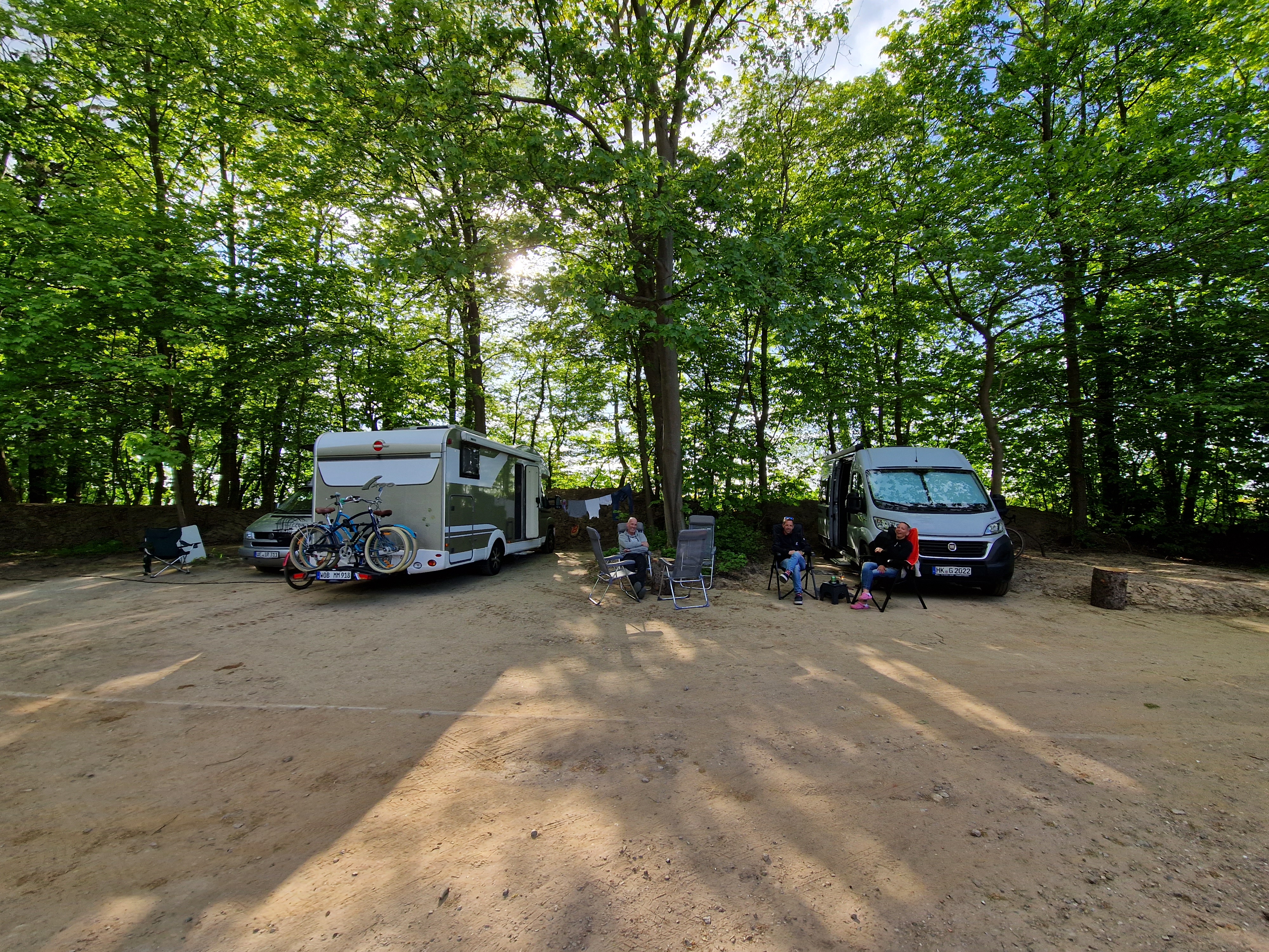 Wohnmobilstellplatz: Stellplatz unter Bäumen - Wohnmobilstellplatz Wendenhof mit Seezugang und Bushaltestelle