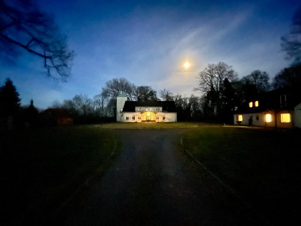 Wohnmobilstellplatz: Gutshaus bei Nacht - Wohnmobilstellplatz Wendenhof mit Seezugang und Bushaltestelle