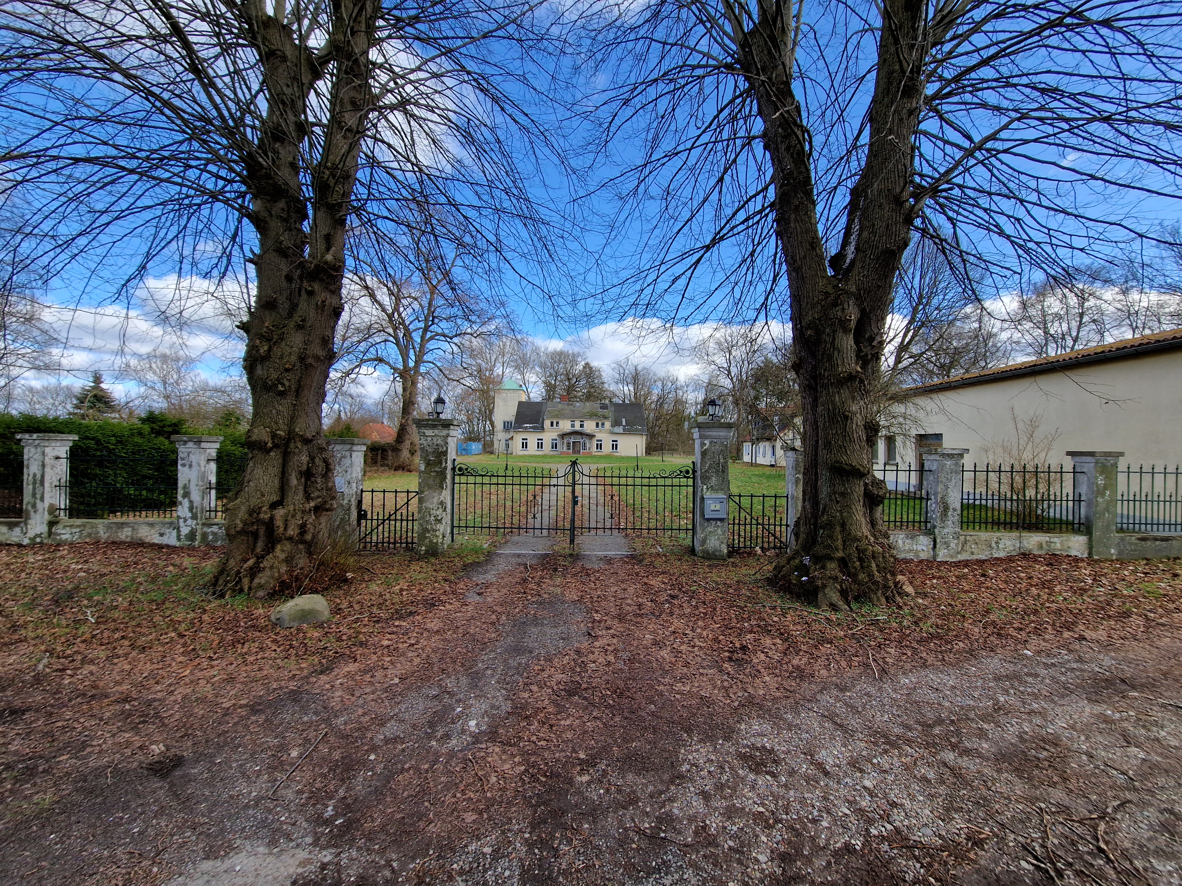 Wohnmobilstellplatz: Das Gutshaus im Frühjahr - Wohnmobilstellplatz Wendenhof mit Seezugang und Bushaltestelle