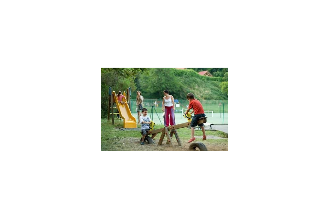 Wohnmobilstellplatz: Der Kinderspielplatz - Stellplatz Huttopia Royat