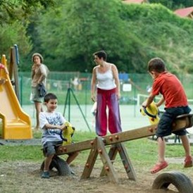 Wohnmobilstellplatz: Der Kinderspielplatz - Stellplatz Huttopia Royat