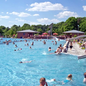 Wohnmobilstellplatz: Hallen- und Freibad in 46414 Rhede - Kirmesplatz