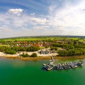 Wohnmobilstellplatz: Schwimmende Häuser auf dem Geierswalder See - Stellplatz Ferien & Freizeitpark Geierswalde