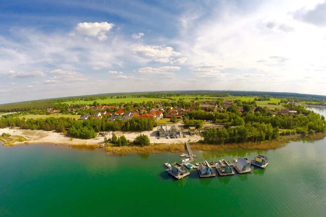 Wohnmobilstellplatz: Schwimmende Häuser auf dem Geierswalder See - Stellplatz Ferien & Freizeitpark Geierswalde