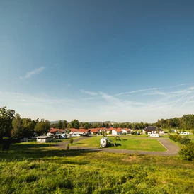 Wohnmobilstellplatz: Trixi-Camping mit Blick auf Feriendorf - Trixi Ferienpark Zittauer Gebirge