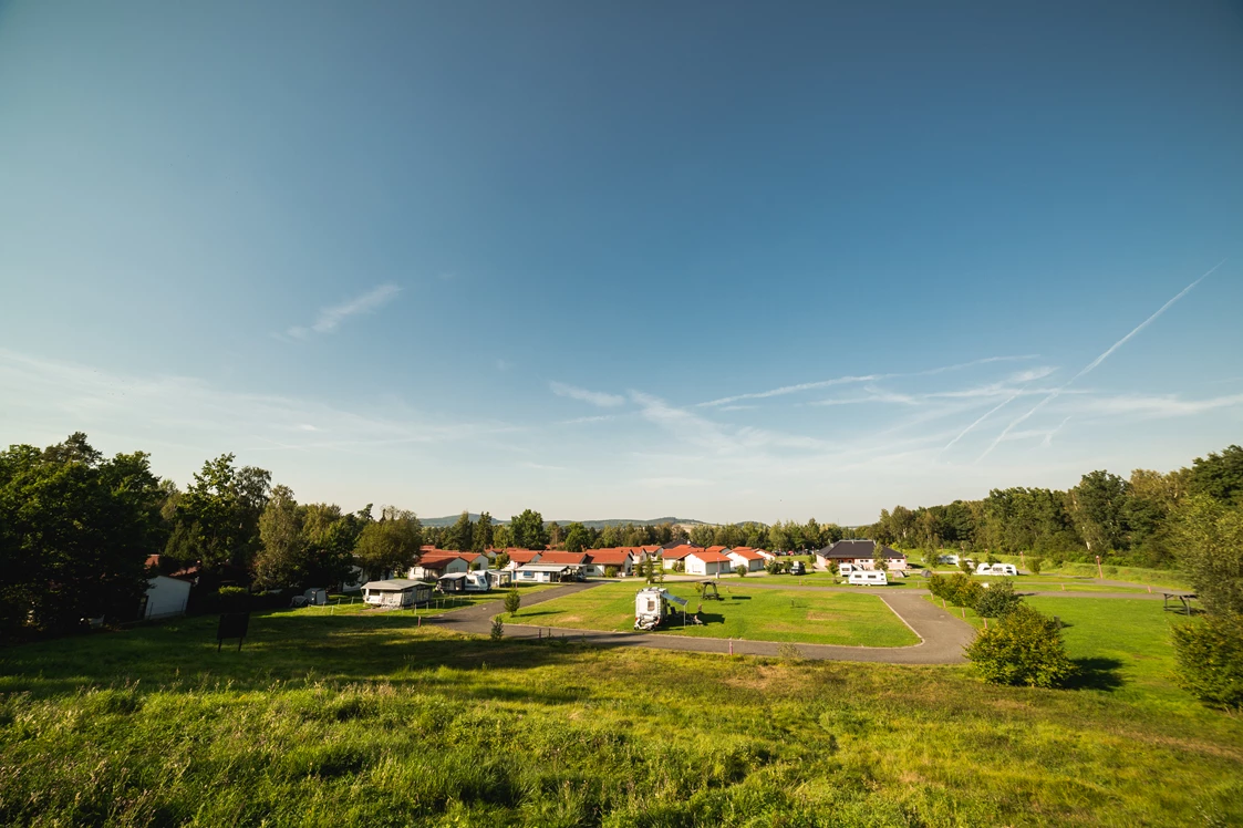 Wohnmobilstellplatz: Trixi-Camping mit Blick auf Feriendorf - Trixi Ferienpark Zittauer Gebirge