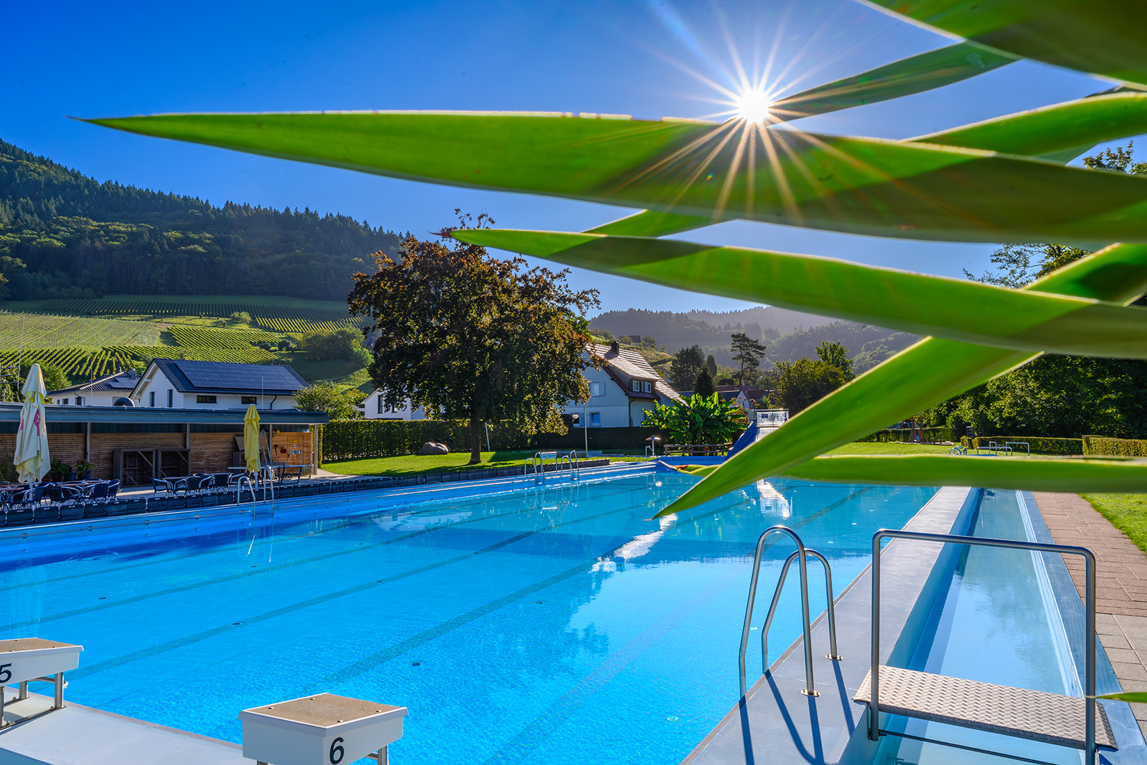 Reisemobilstellplatz - Gernsbach - Becken im Schwimmbad mit Umkleide im Hintergrund - Wohnmobilstellplatz am Heidenhof