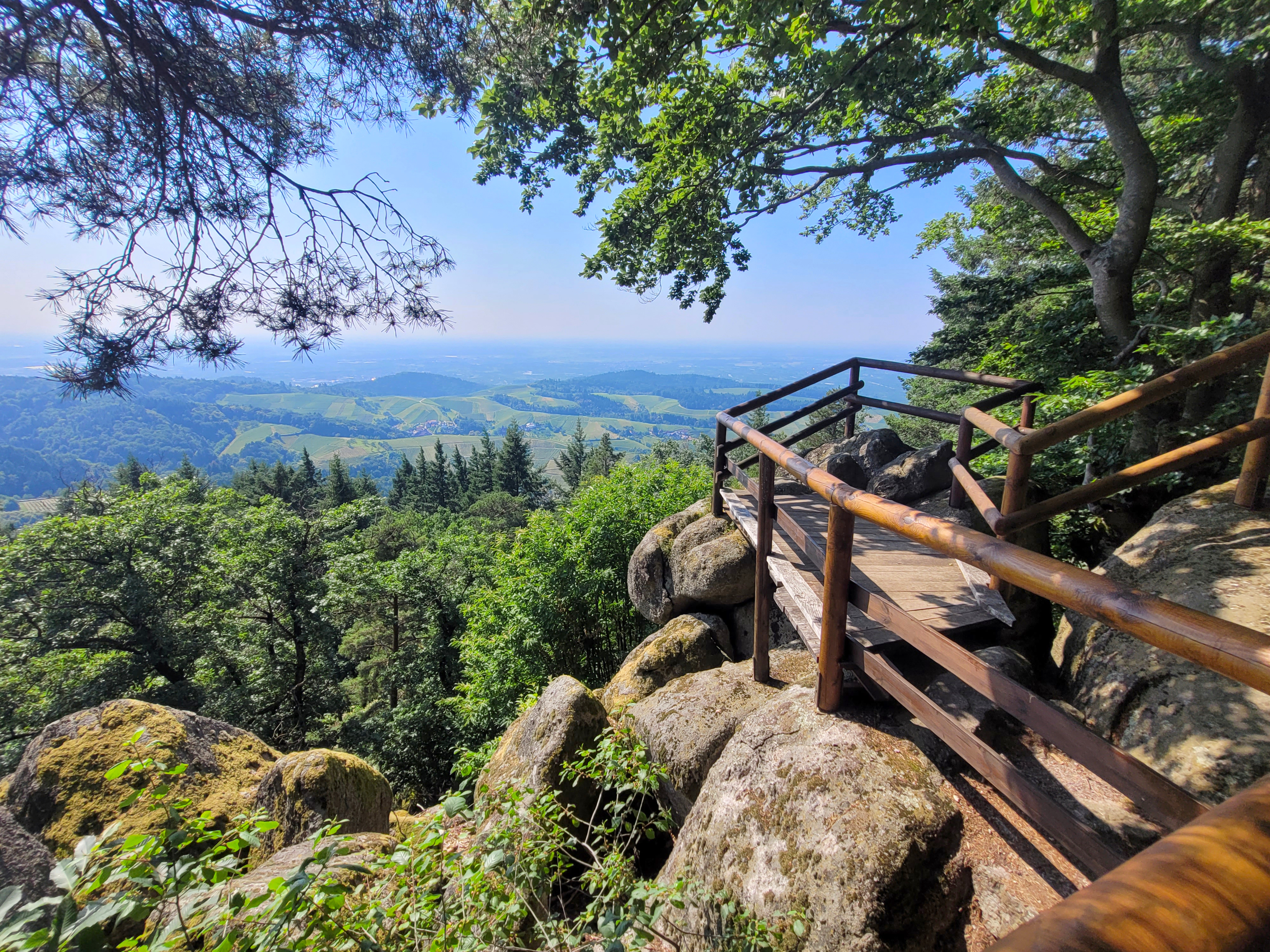 Reisemobilstellplatz - Gernsbach - Ein Aussichtsfelsen mit Panoramasicht übers Tal - Wohnmobilstellplatz am Heidenhof