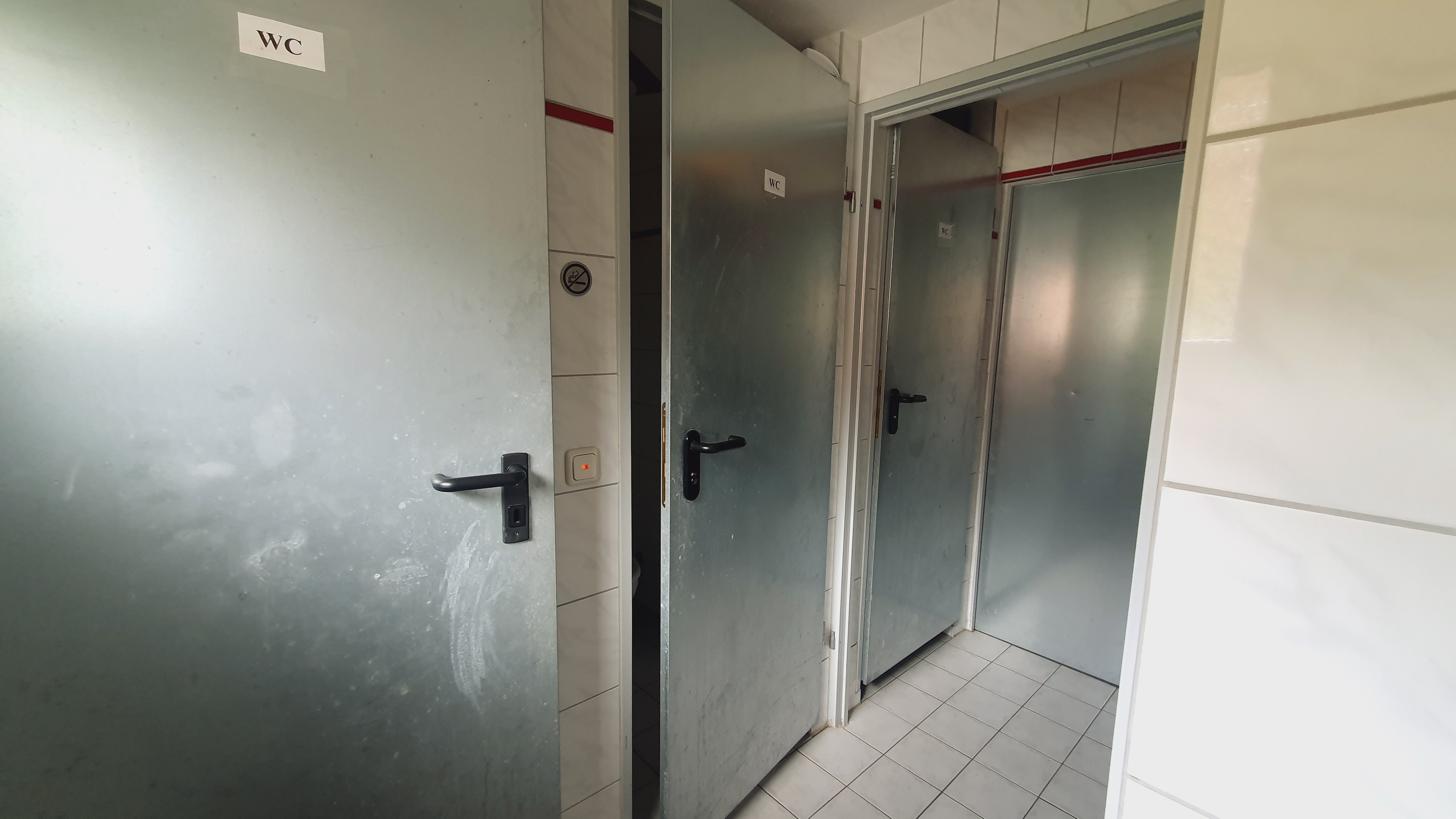 Reisemobilstellplatz: Eingangsbereich zu den Sanitär Anlagen - taunus mobilcamp