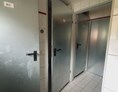 Wohnmobilstellplatz: Eingangsbereich zu den Sanitär Anlagen - taunus mobilcamp
