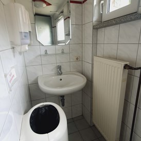 Wohnmobilstellplatz: Innenberich Toilette/Dusche - taunus mobilcamp