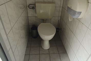 Wohnmobilstellplatz: Toiletten Kabine - taunus mobilcamp