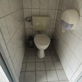 Wohnmobilstellplatz: Toiletten Kabine - taunus mobilcamp