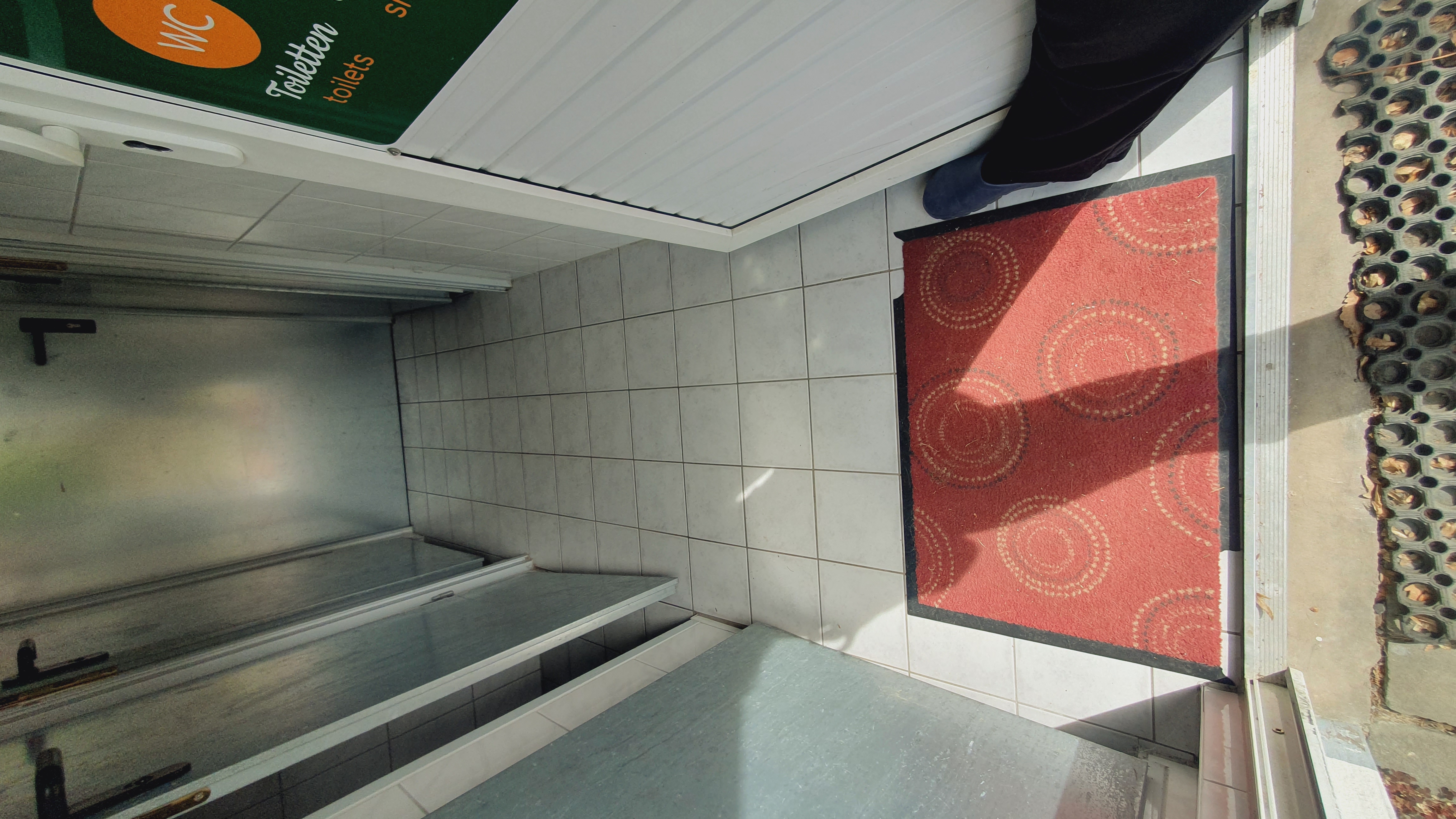 Reisemobilstellplatz: Eingang Sanitäranlage  (nicht sauber, daher nicht einladend) - taunus mobilcamp