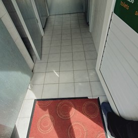 Wohnmobilstellplatz: Eingang Sanitäranlage  (nicht sauber, daher nicht einladend) - taunus mobilcamp