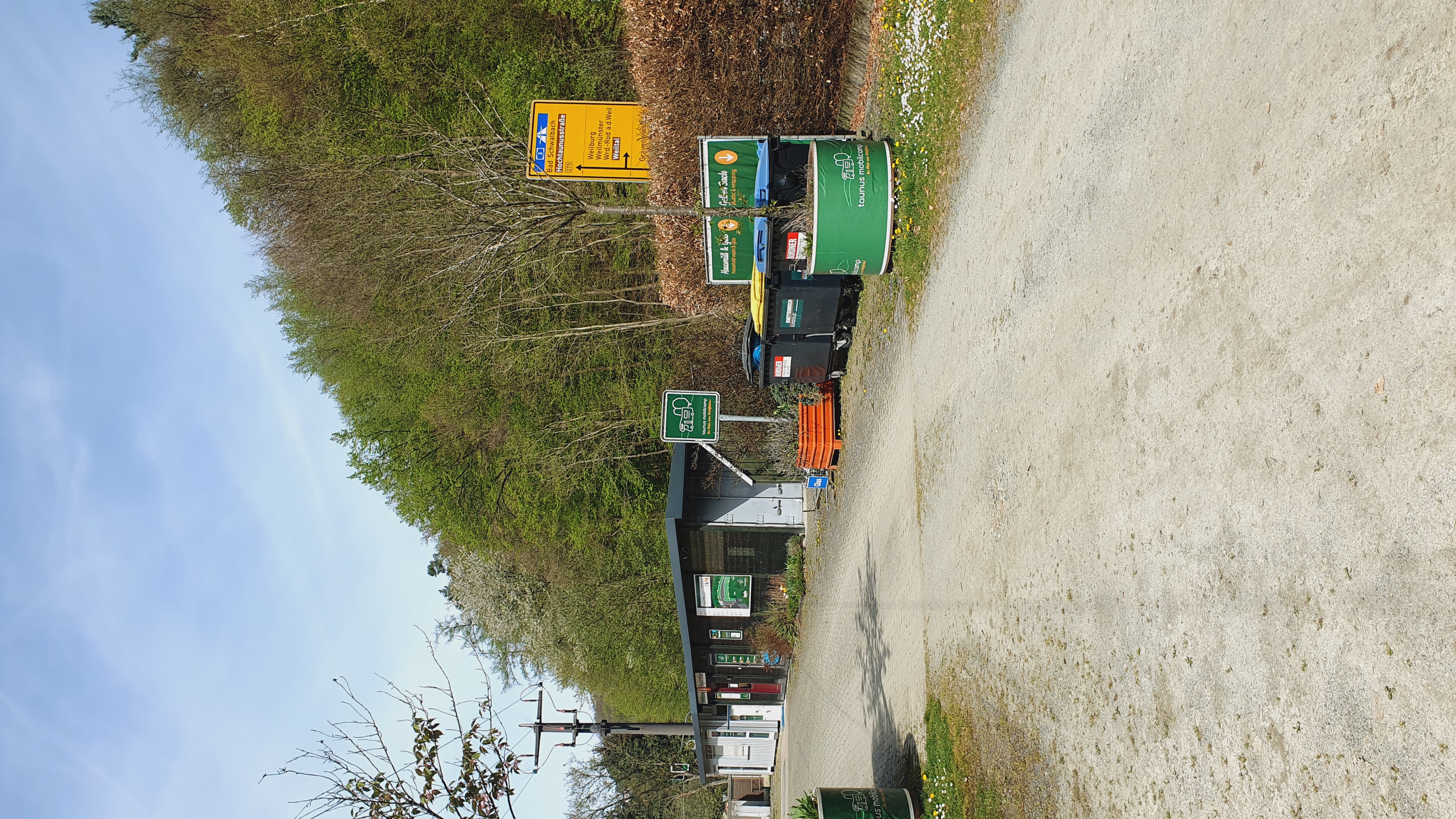 Reisemobilstellplatz: Platz hat definitiv keine 45 Stellplätze vorzuweisen. Bei Onkel Tom's Kiosk kann man gut essen und der Pächter ist sehr nett. Allerdings kann er als One Man Show den Platz nicht in dem Zustand halten, wie er auf der offiziellen Internetseite präsentiert wird.  Diese "Zeiten" waren einmal.  - taunus mobilcamp