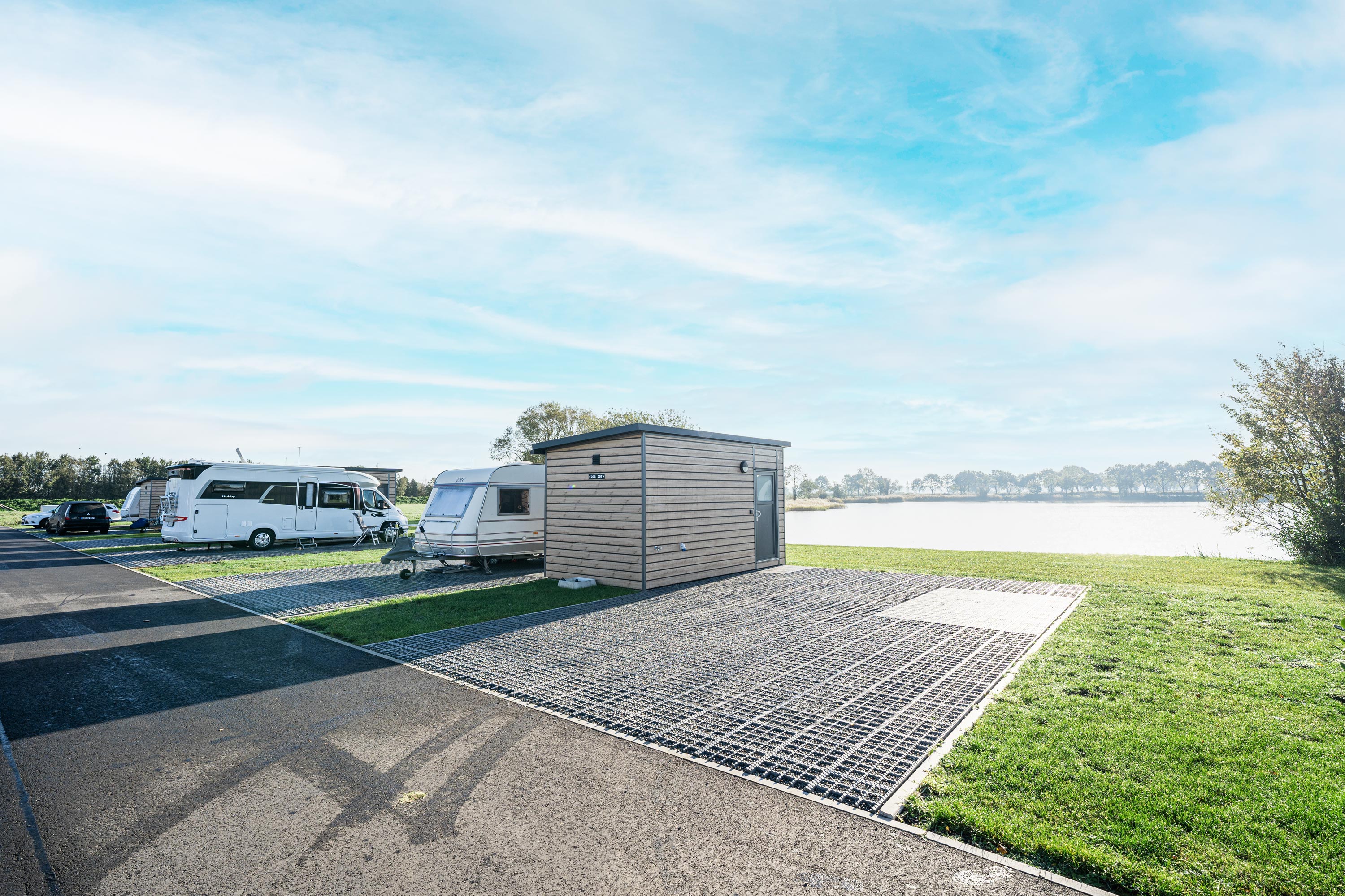 área camper - Großefehn - Stellplätze mit Privatbad in erster See reihe - Friesensee Camping und Ferienpark