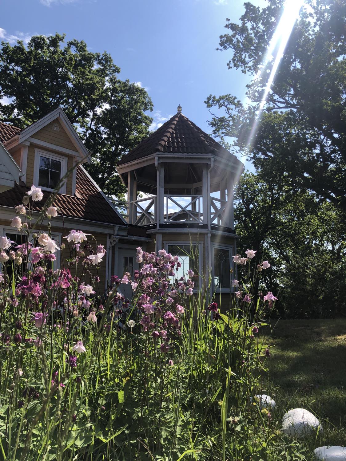 Wohnmobilstellplatz: Wohnhaus auf dem Grundstück des Stellplatzes - Einzelner freistehender Wohnmobilplatz auf der Halbinsel Knösö (Schweden)