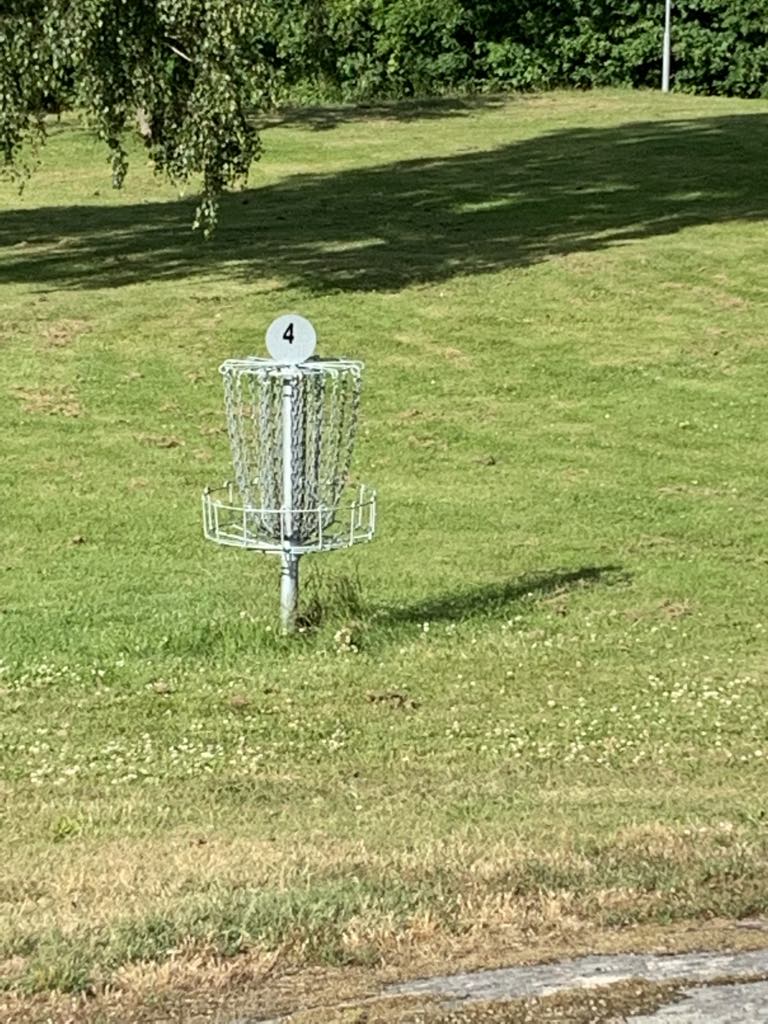 Wohnmobilstellplatz: Frisbee-Golfanlage mit mehreren Stationen - Einzelner freistehender Wohnmobilplatz auf der Halbinsel Knösö (Schweden)