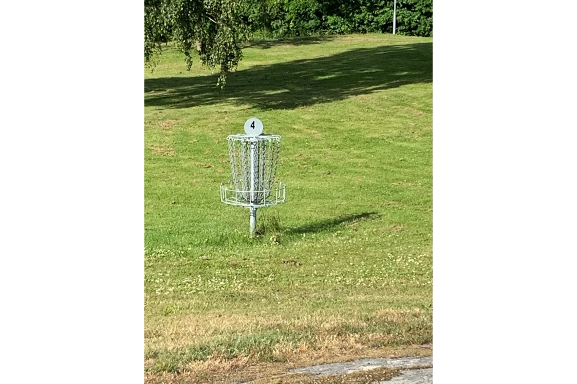 Wohnmobilstellplatz: Frisbee-Golfanlage mit mehreren Stationen - Einzel-Wohnmobilstellplatz auf Halbinsel Knösö