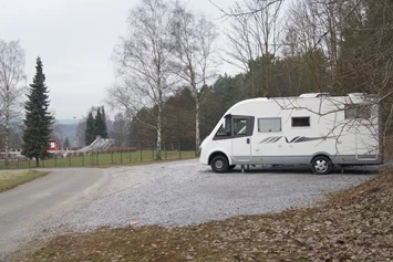 Wohnmobilstellplatz: Blick in Richtung Steinbergbad - Stellplatz am Steinbergbad