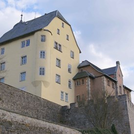 Wohnmobilstellplatz: Schloss Eisfeld mit Museum und Touristinformatiom - Wohnmobilstellplatz am Volkshaus