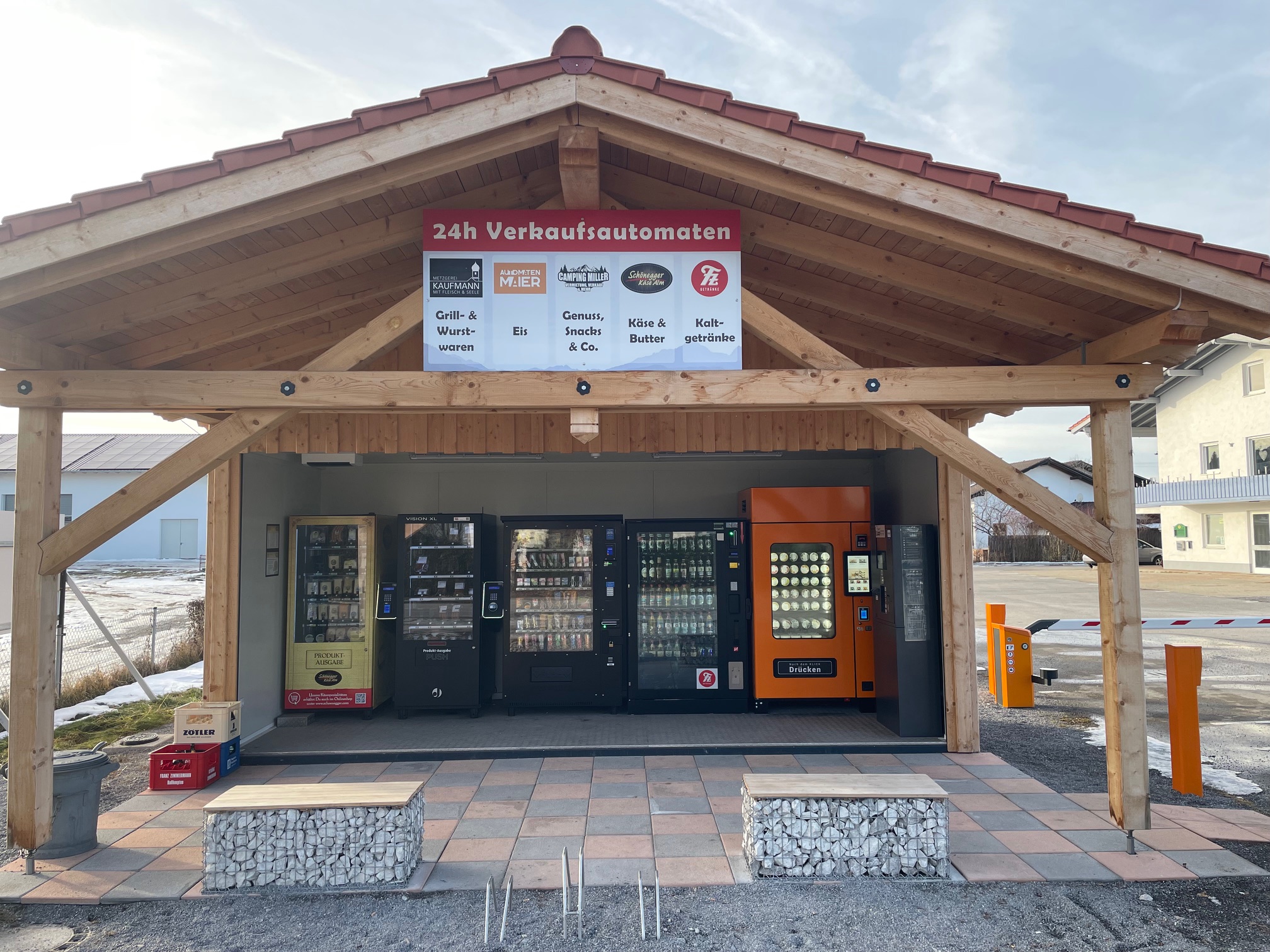 área camper - Wohnwagen erlaubt - Alemania - Ihnen stehen Verkaufsautomaten mit regionale Produkte jederzeit zur Verfügung.
Wir bieten: 
* Kaltgetränke
* Käse & Butter
* Grill & Wurstwaren
* Eis, Genuss, Snacks & Co. - Wohnmobilstellplatz in Roßhaupten