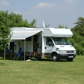 Wohnmobilstellplatz: Unsere Stellplätze sind alle parzelliert und min. 100 qm groß - Stellplatz Campingplatz Graskamp