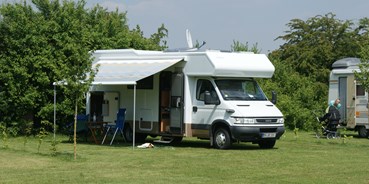 Reisemobilstellplatz - Wohnwagen erlaubt - Kessel - Unsere Stellplätze sind alle parzelliert und min. 100 qm groß - Stellplatz Campingplatz Graskamp