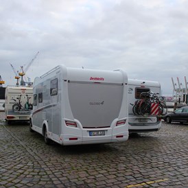 Wohnmobilstellplatz: ein normaler Parkplatz an der Elbe - Wohnmobilstellplatz am Fischmarkt Hamburg