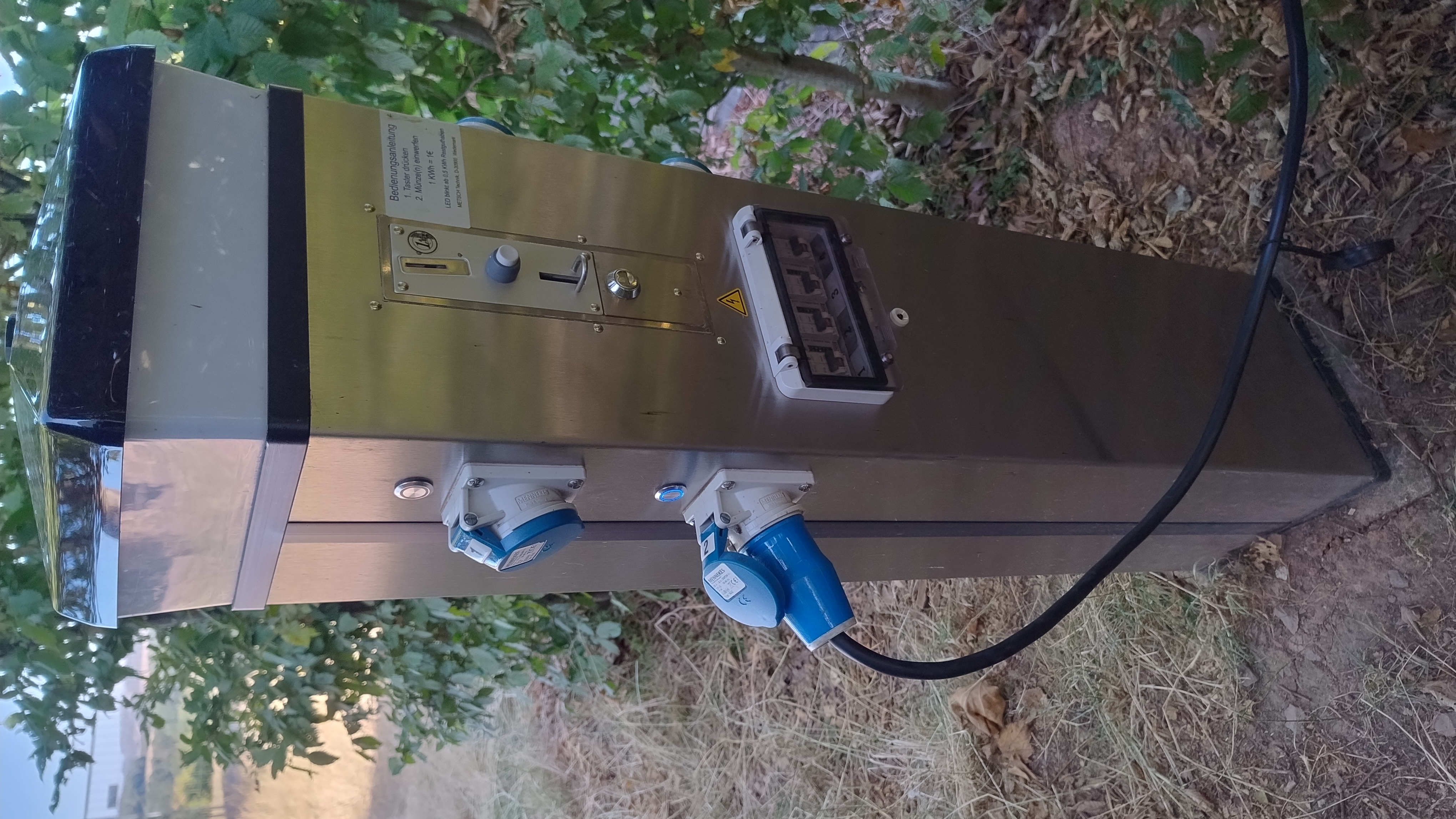 área camper - Sarre - Stromversorgung für 4 Mobile, 1kW für 1Euro. Je nach Verbrauch genügend 1Euro Münzen mitbringen.  - Wohnmobilstellplatz am Freizeitzentrum Finkenrech