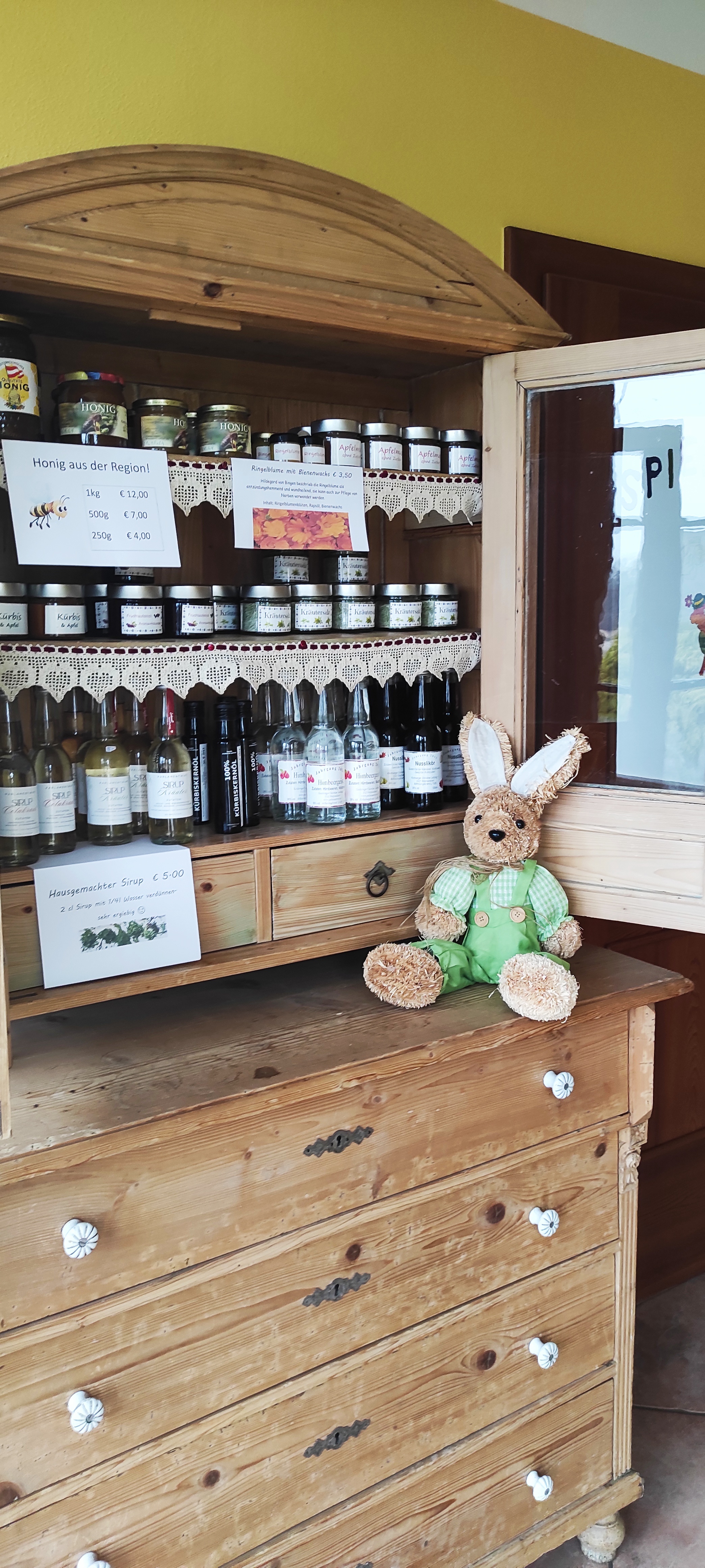 Reisemobilstellplatz: In unserem Eingangsbereich findest du jede Menge hausgemachter Köstlichkeiten, Sirup, Likör und Schnaps, Kräutersalz, Marmelade, Honig und noch vieles mehr ;-) - Parlamentwirt