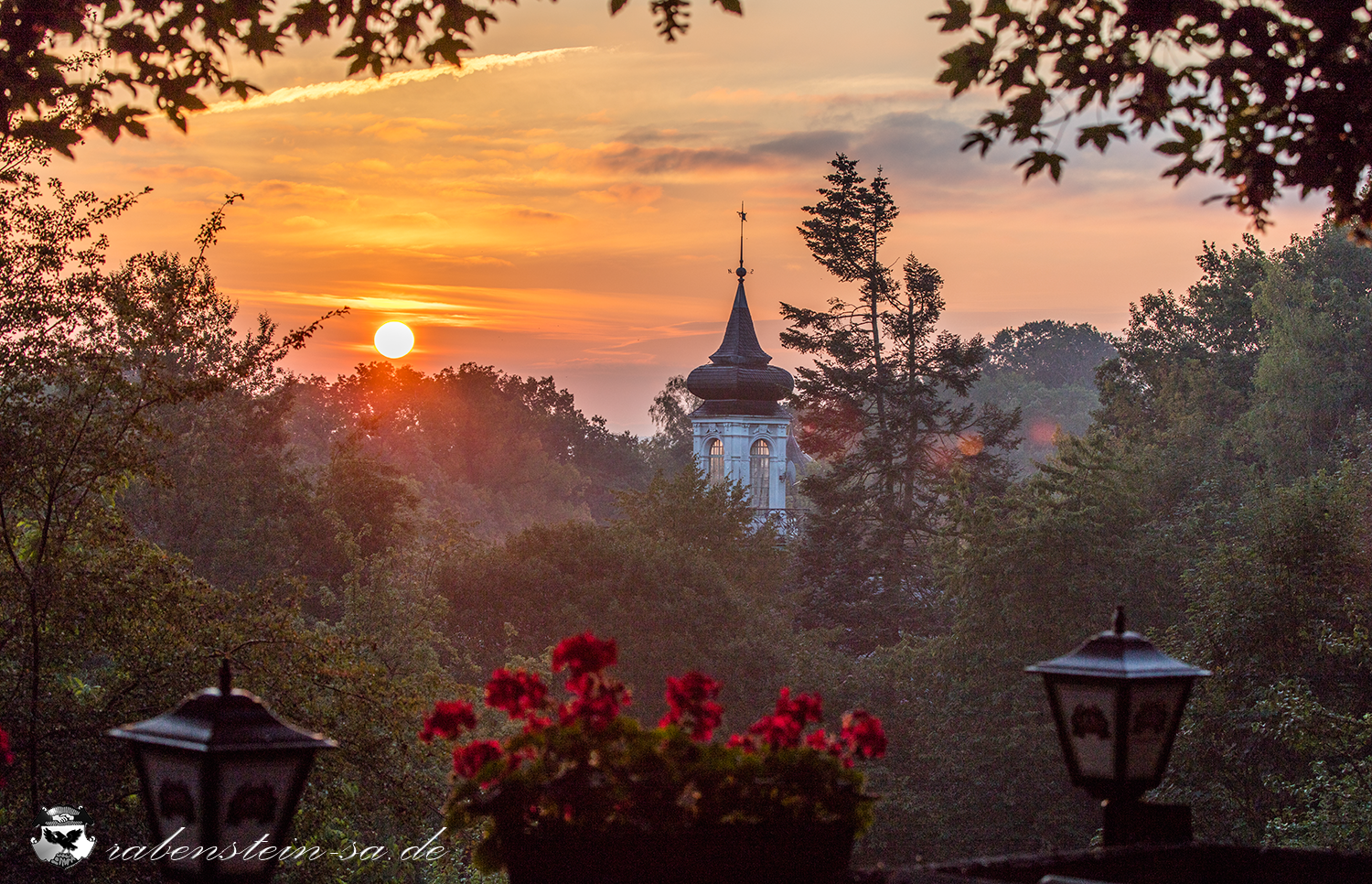 Reisemobilstellplatz - Sauna - Hohndorf - Blick von der Terrasse der Wurzelschänke zum Schloss Rabenstein. - Campingplatz Oberrabenstein