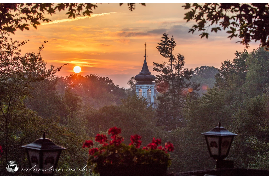 Wohnmobilstellplatz: Blick von der Terrasse der Wurzelschänke zum Schloss Rabenstein. - Campingplatz Oberrabenstein