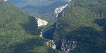 Reisemobilstellplatz - Umgebungsschwerpunkt: Berg - Frankreich - Das Dorf COGNIN -LES-GORGES am Fusse des Vercors-Gebirges - CAMPING "LA CHATONNIERE"