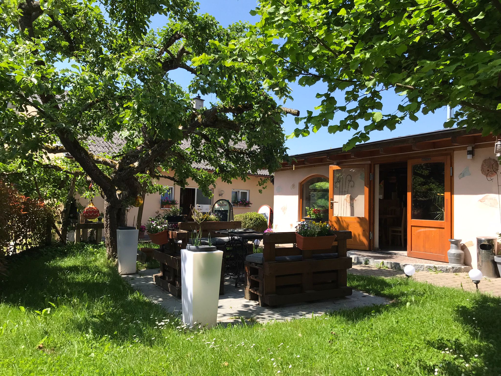 Reisemobilstellplatz: Pizzeria - Plätzchen im Grünen