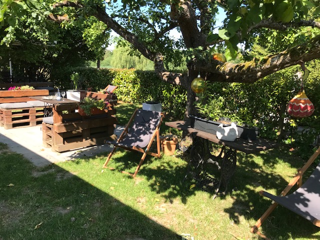 Reisemobilstellplatz: Sitzplatz direkt unter altem Apfelbaum - Plätzchen im Grünen