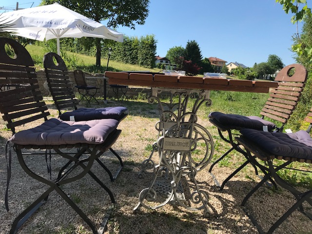 Reisemobilstellplatz: Eindruck Sonnenterrasse - Plätzchen im Grünen