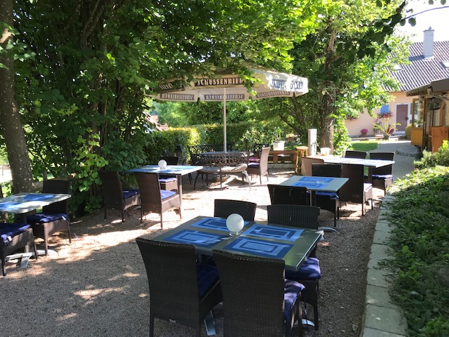 Reisemobilstellplatz: Schattige Terrasse unter Bäumen - Plätzchen im Grünen