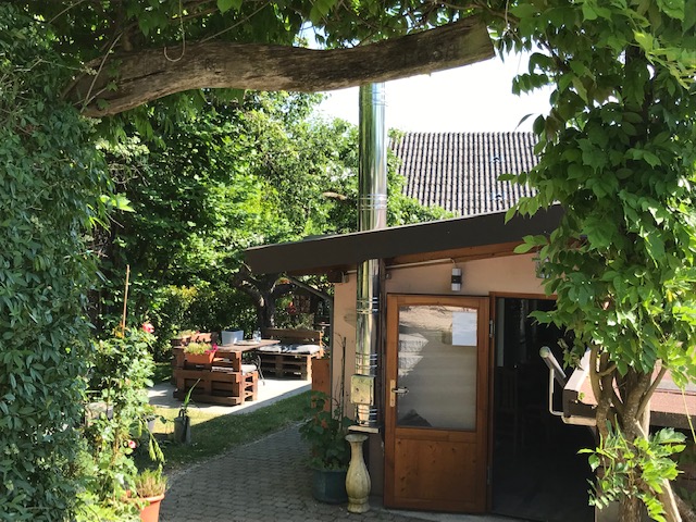 Wohnmobilstellplatz: Blick von der Sonnenterrasse zur Pizzeria - Stellplätze Plätzchen im Grünen