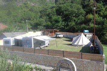 Wohnmobilstellplatz: Unsere ersten Wohnwaegen an unserem Neueroeffneten Camp - Camp Virpazar
