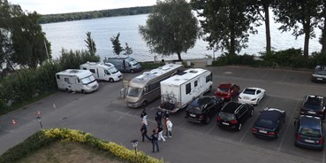 Reisemobilstellplatz - Wohnwagen erlaubt - Stuer - Parkplatz „Am Hafen“,