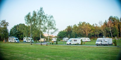 Reisemobilstellplatz - Art des Stellplatz: vor Campingplatz - Thüringen - Unser idyllischer Wohnmobilplatz mit jeder Menge Freiraum - Wohnmobil und Ferienpark Großbreitenbach