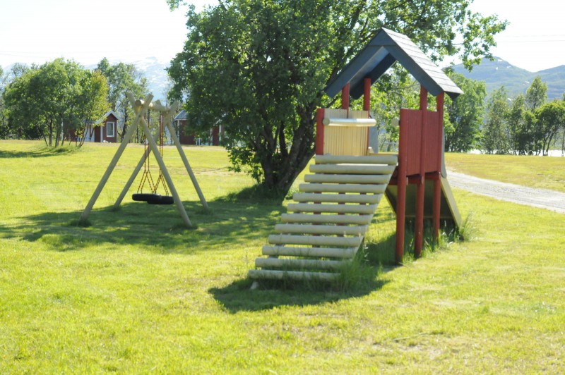 Wohnmobilstellplatz: Vi elsker barn! - lekeplass - lavvo - gå på stranden - gå til fossen - finne bær - finne gjemmesteder - gå i skogen - plukke skjell - bli kjent med flere. - Sandnes Fjord Camping