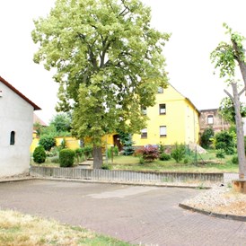 Wohnmobilstellplatz:  Bild: Rascha's Oldtimergaststätte Zur Linde - Raschas Oldtimer Gaststätte "Zur Linde"